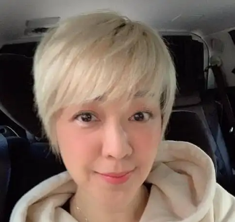 原创54岁陈慧娴晒自拍,瘦身后状态好,不打针的脸漂亮!