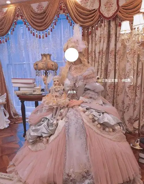 袖上窄下宽显瘦有鱼骨很压93,想放松点但裙子设计是抹胸和内搭这样