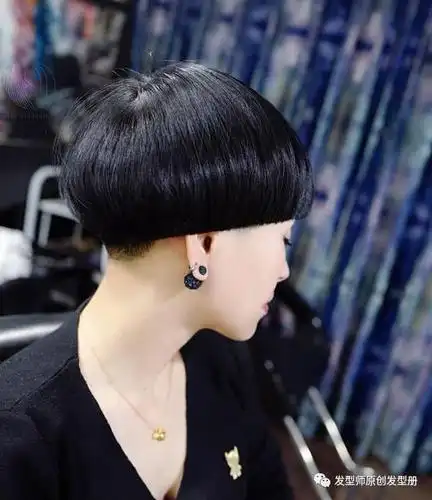 这款略带中性风的女生锅盖头发型个人觉得还是很值得大家一试的,只是