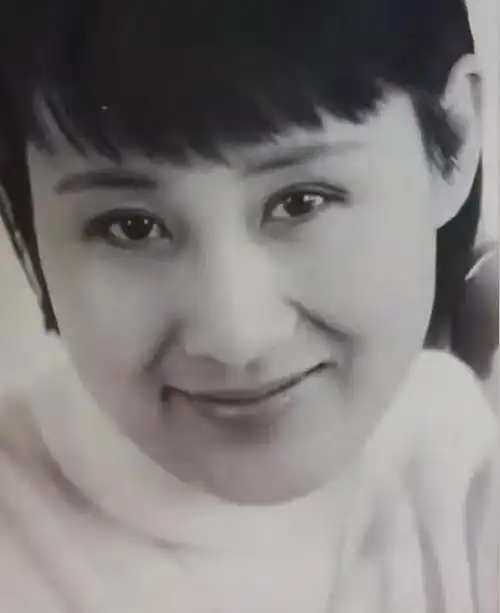 张凯丽和众战友当时都很年轻,大家意气风发,精神抖擞,脸上洋溢着青春