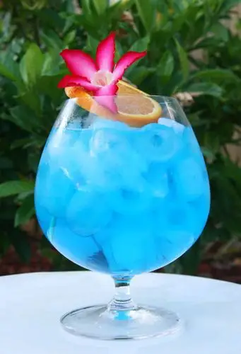 blue ocean cocktail drink 鸡尾酒,看起来有黑子的味道.哎?