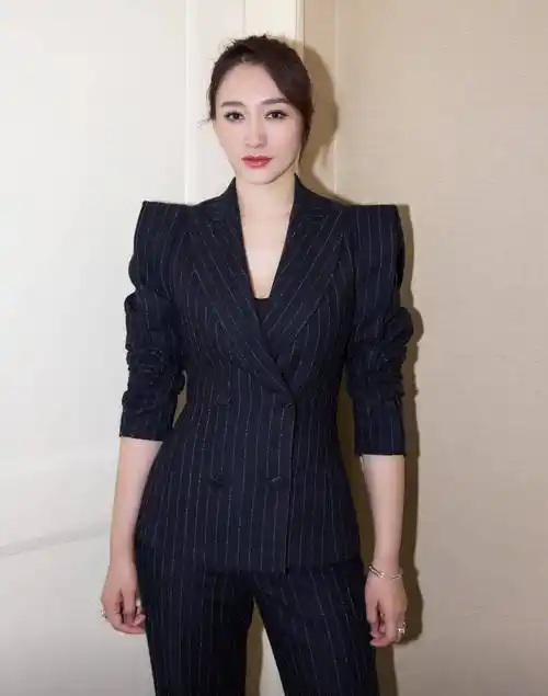 李小冉多漂亮啊,白色的连身裙勾勒出"大蜜桃"_身材_时尚_西装