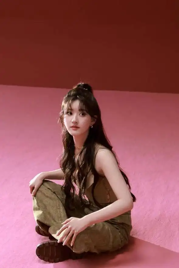 赵露思穿小香风抹胸秀曲线,波浪卷发氛围感十足