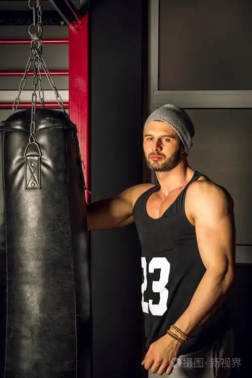 摄图新视界 照片 人物 人实练拳击.jpg