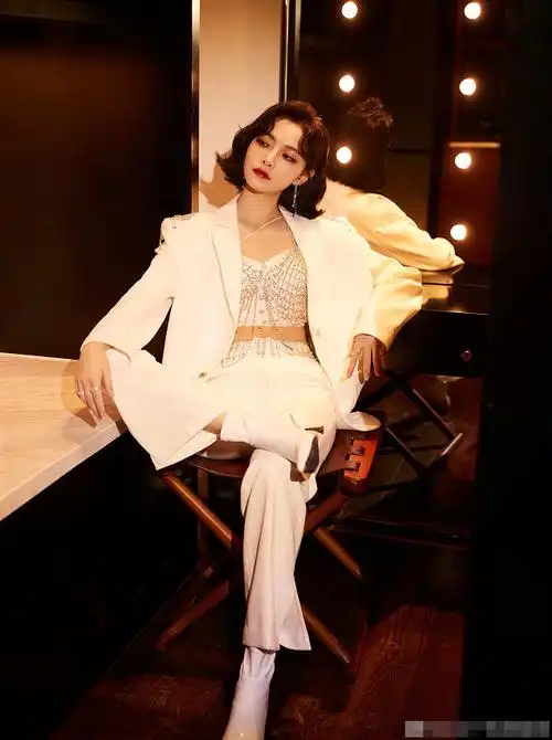 许佳琪身材比例有多绝,短裤搭过膝靴大长腿惹眼,太酷了