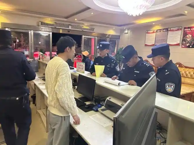 杂多县公安局萨呼腾镇派出所联合各联点派出出所开展夏季治安整治夜间