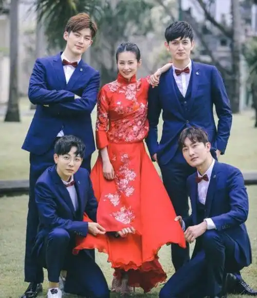 而董力则在自己的微博上恭喜了这对新人,并且表示,他将自己的"人生中