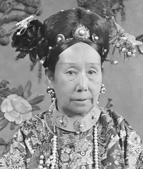 慈禧太后真实相貌:她的气场非常强大,眉宇间充满杀气,不怒自威_咸丰_