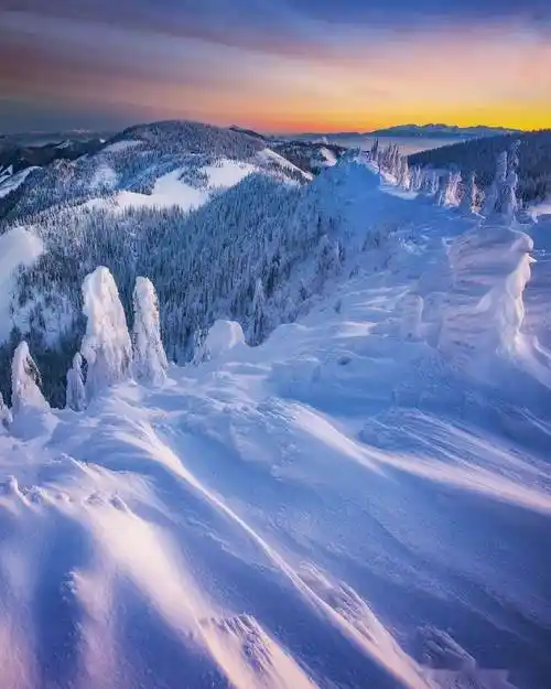 此时太阳会给天空染上漂亮的色彩,你的雪景风光照片,在简约的