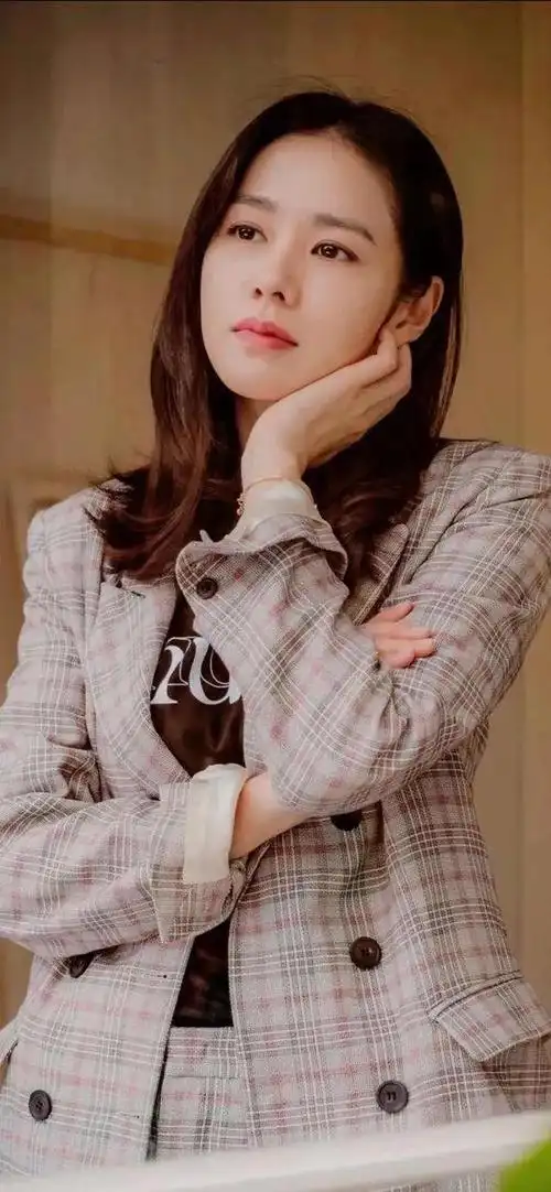 孙艺珍一个标准美女