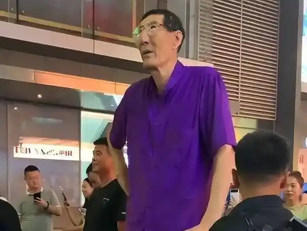 中国第一巨人鲍喜顺不顾医生忠告冒险生子他的孩子现身高多少