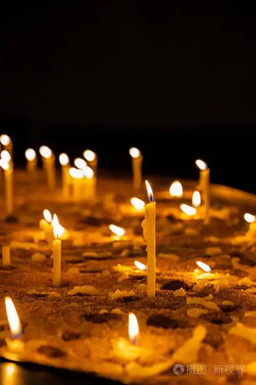 教堂里的蜡烛纪念死者和圣人