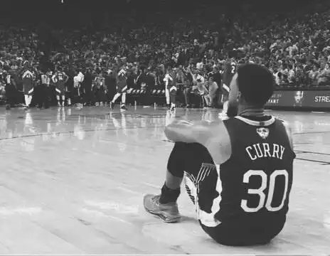 求大神给一张库里坐地板高清无水印的电脑桌面壁纸