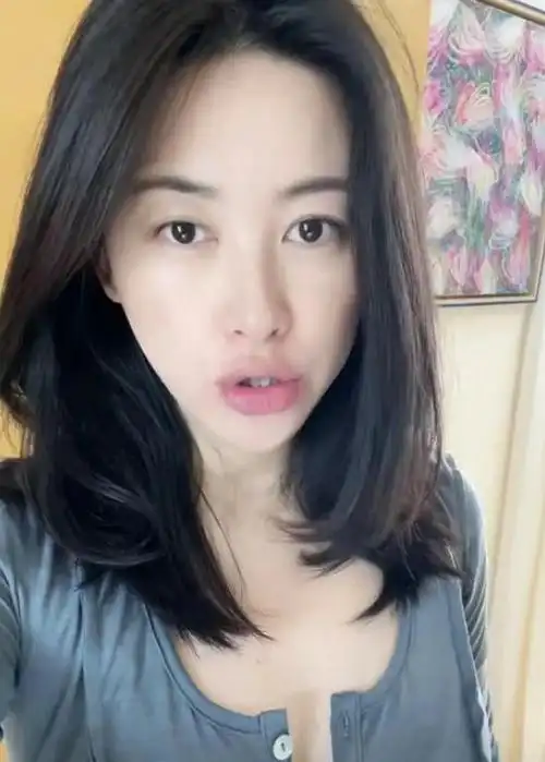 朱珠孕期水肿严重,手肿不忘戴宝石戒指自拍,小v脸超赞