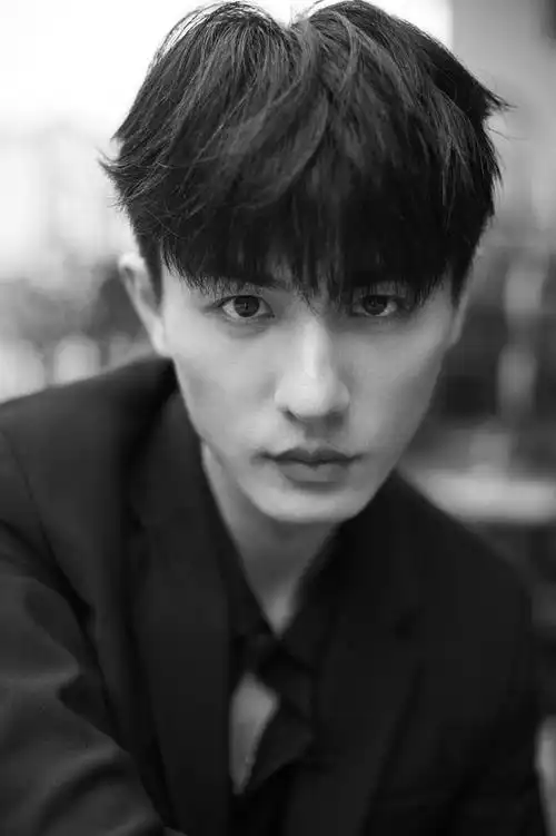 刘畅夏末工业风写真释出 黑白光影洞察人生