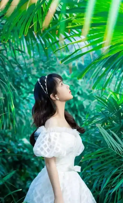 杨紫身穿各种礼服裙,美得就像一个小公主,亭亭玉立,温润甜美_感觉