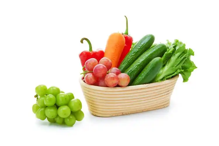 白底竹篮果蔬组合蔬菜水果