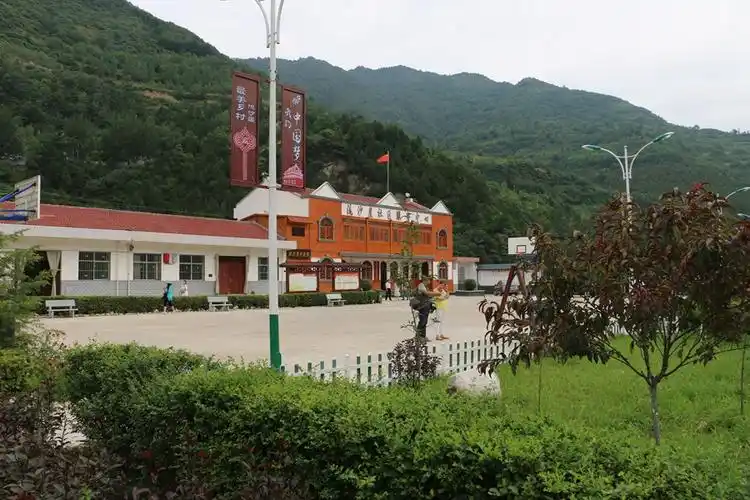 马耳山村是太白县鹦鸽镇的"南大门",距镇区4公里,依山傍水,姜眉公路穿