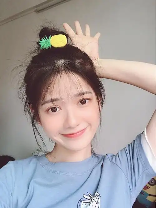 6,自拍也可以让自己单手抬起来,放在头后面,抿嘴微笑歪下头,眼睛看着