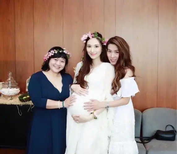 吴佩慈纪晓波(44岁吴佩慈近照)