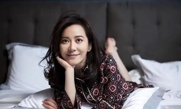 俞飞鸿,作为中国影视圈的知名女演员,凭借其出众的演技和独特的气质