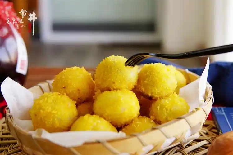 元宵节炸汤圆,记得"先扎后蘸"