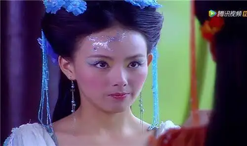 欢天喜地七仙女导演偏心,本以为额头贴片是同款,橙儿却与众不同优质