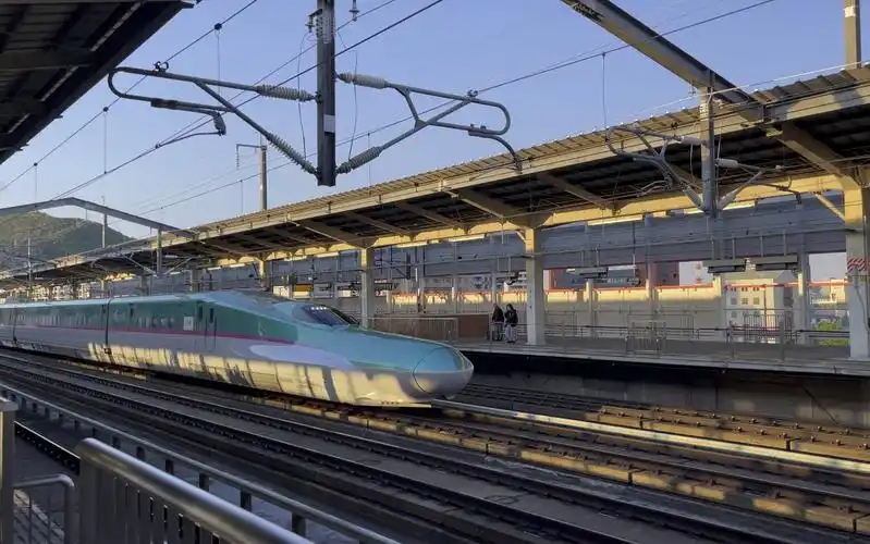 东北新干线e5,e6重连下行通过福岛站