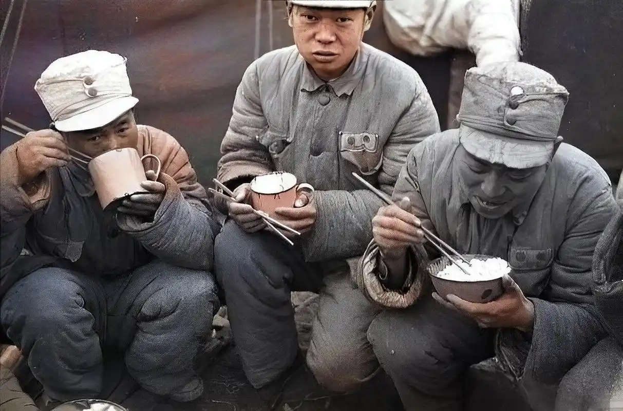 解放战争时期,士兵在国军的真实老照片,远非影视剧中皮鞋光鲜亮丽的