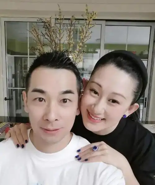 赵文卓:娶小8岁东北女孩,婚后连生3胎,一家五口其乐融融