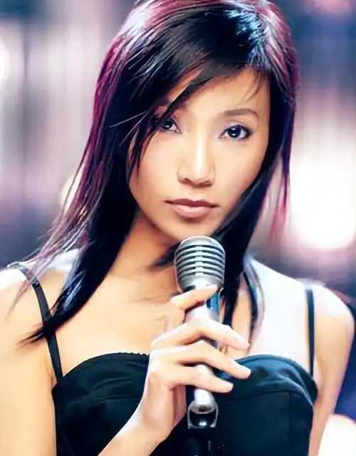 著名歌手朱桦:曾婉拒费翔的追求,照顾患病母亲,如今仍旧单身