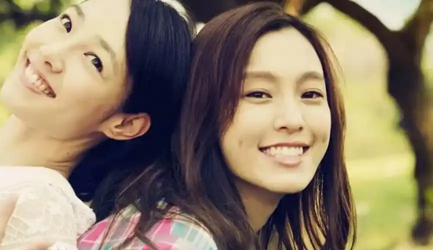 范玮琪一家四口度假:大长腿小短裤太吸睛,48岁看着像30岁