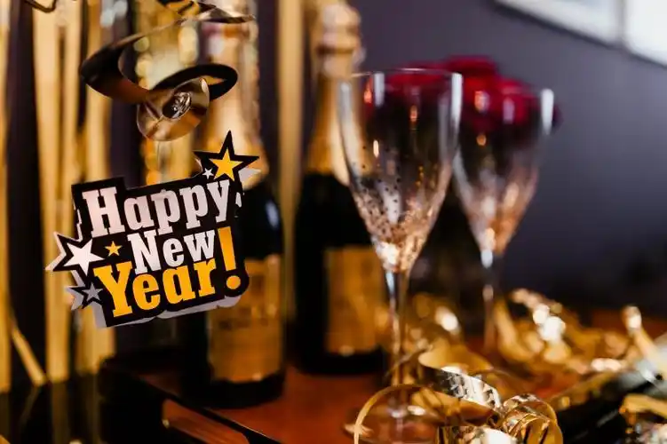 新年派对上的装饰和酒水图片第18张