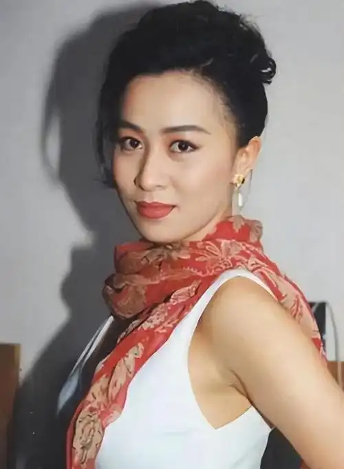 58岁刘嘉玲参加霉霉演唱会穿着简单跳热舞摇头百亿名媛相伴