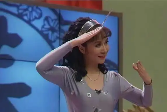 从开始到现在,她的脸就是紧绷又透亮,不信看看蔡明老师年轻时的照片