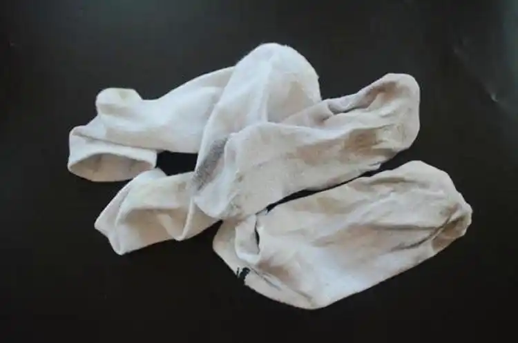 白色袜子脏了很难洗,一个新方法,不用洗衣粉,洗完像新的一样