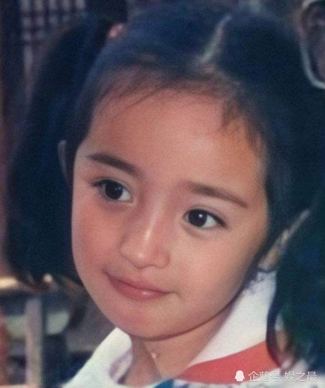 疑似女儿小糯米正面照曝光和杨幂小时候几乎一模一样就是粘贴复制