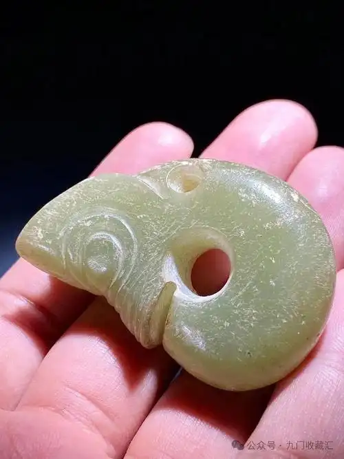 红山文化和田玉青白玉玉猪龙把件