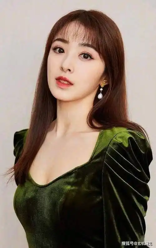 34岁张含韵,性感妩媚的照片让人眼前一亮!_身材_人们_外貌