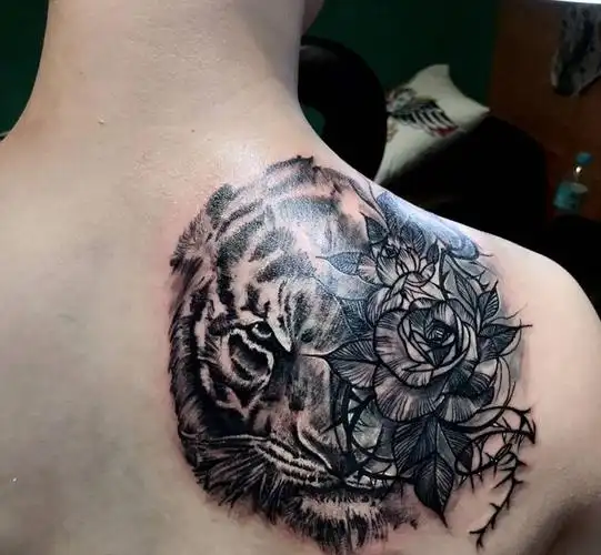 遮盖纹身图片_肩部欧美写实点刺纹身图案