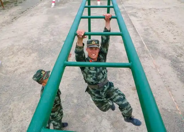 单兵综合演练等科目训练,进一步锤炼官兵技战术水平,提升部队打赢本