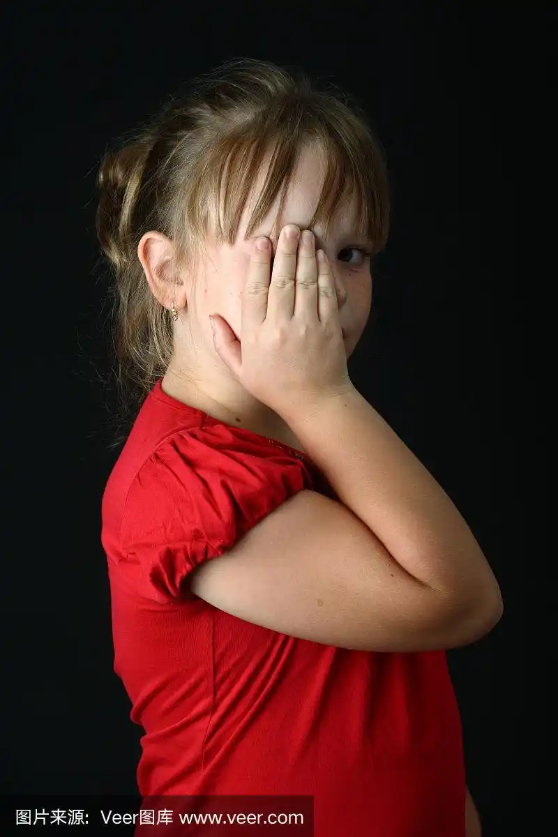 小女孩用手捂着一只眼睛