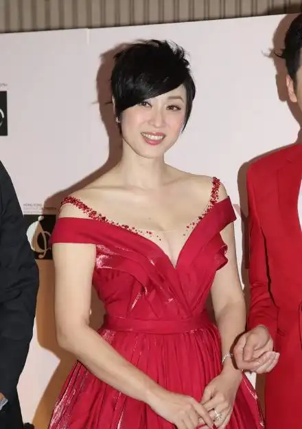 插足周慧敏恋情因一个男人与李嘉欣关系破裂如今50岁依旧单身