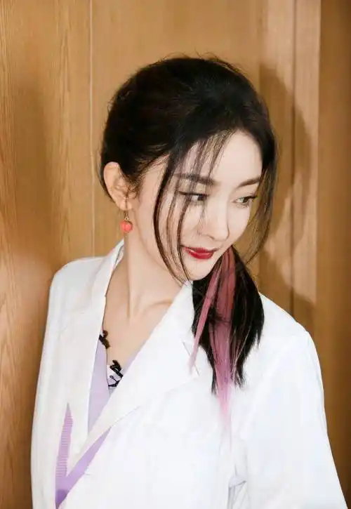 原创杨幂医生造型亮相搭配粉色挑染马尾太惊艳对镜甜笑表情俏皮灵动
