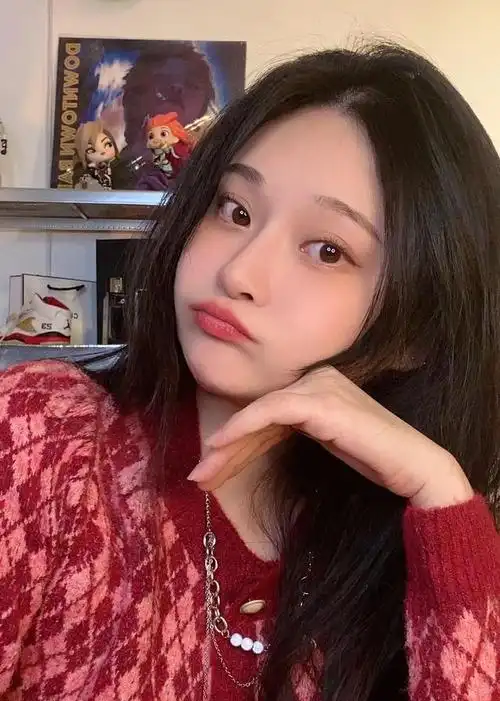 因为鼻子位于脸部的中央,我们在看向一个人脸的时候,第一眼通常就是