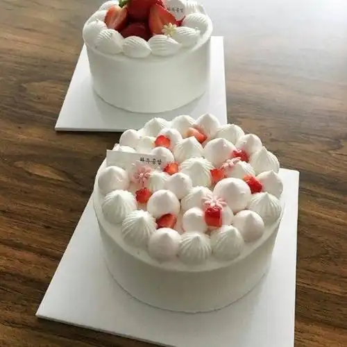 简约蛋糕(网络图片,侵权联系删)