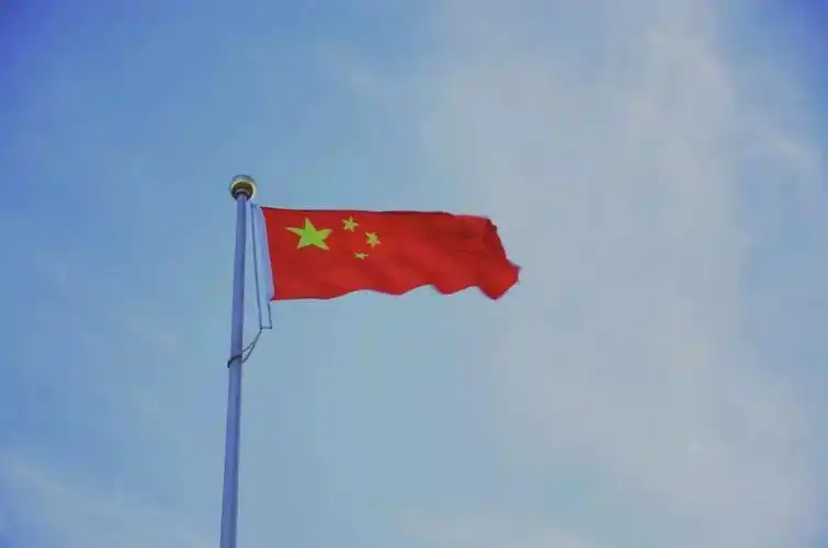 五星红旗来到旗杆下在庄严的国歌声中升旗手振臂一挥鲜艳的五星红旗