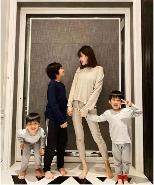 在林志颖大儿子kimi很小的时候,林志颖是有带着kimi一起录制《爸爸去