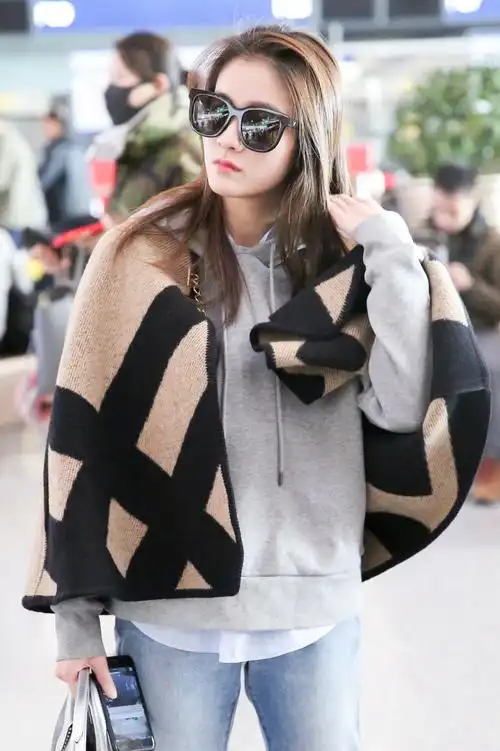 我们一起看看张雪迎冬季在机场的私服穿搭吧.