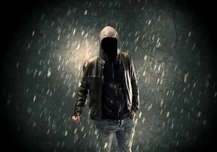 雨中的男人背影